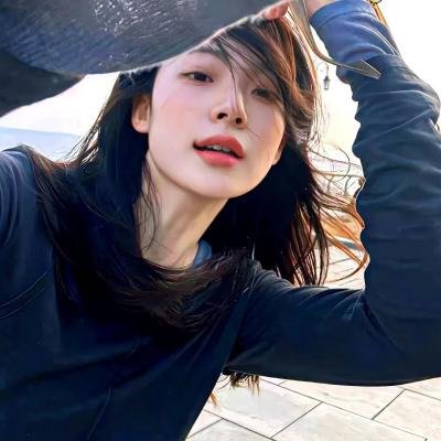 头部网红表情包火出圈，全网玩梗，短时间内引热议
